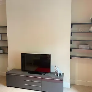 Beautiful 2 Bedroom Apartment- Prime Location, Centre Apartment