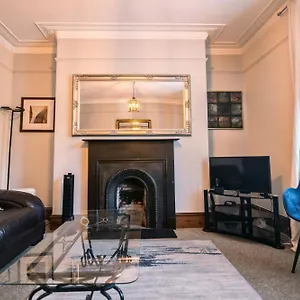 Summit Apartment: Cozy West End Flat In Prime Location Apartment