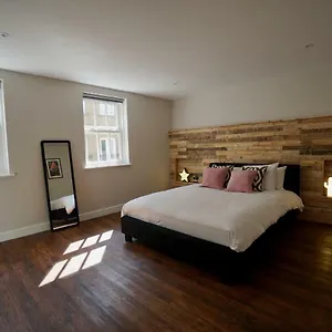N5 Townhouse, Sleeps 20 Holiday home Brighton